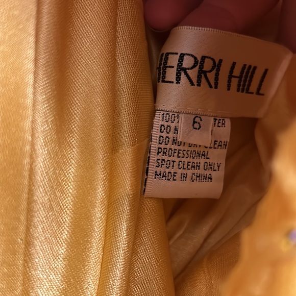 Pictures don’t do this justice! Gorgeous yellow gown. Worn once! Sherri Hill. - Picture 4 of 5